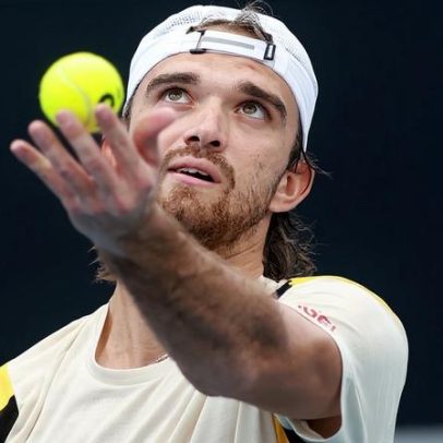 Mensik avança sem sustos; Machac elimina Tsitsipas