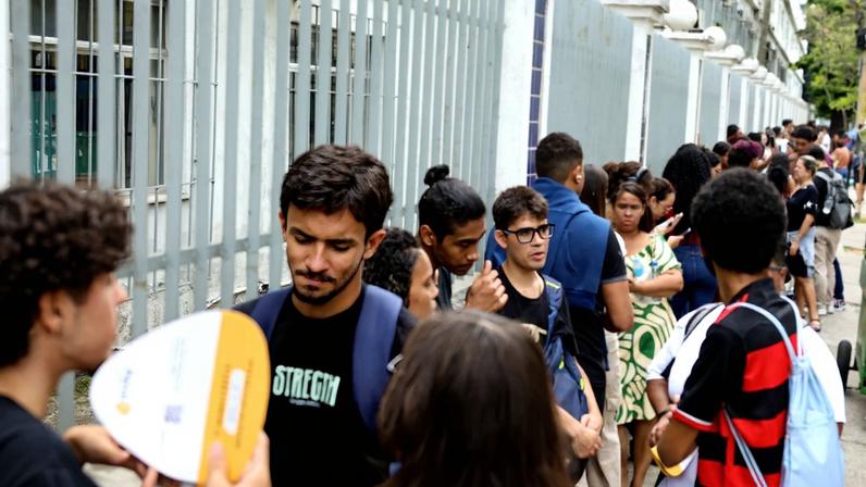 Estudantes aguardam abertura dos portões no segundo dia do Exame Nacional do Ensino Médio (Enem), no Cefet Maracanã, na zona norte do Rio de Janeiro.