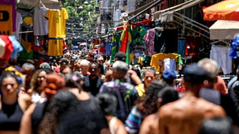 Consumidores fazem compras na antevéspera de Natal no Saara, na região central do Rio de Janeiro. Foto: Tomaz Silva/Agência Bras