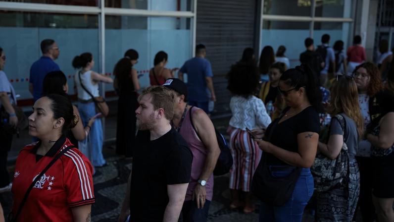 Rio de Janeiro (RJ), 05/10/2025 – Candidatos chegam ao local de prova do Concurso Nacional Unificado (CNU), no centro do Rio de Janeiro. Foto: Tomaz Silva/Agência Brasil