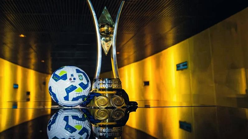 Troféu do Brasileirão Feminino 2025. (Foto: Fabio Souza / CBF)