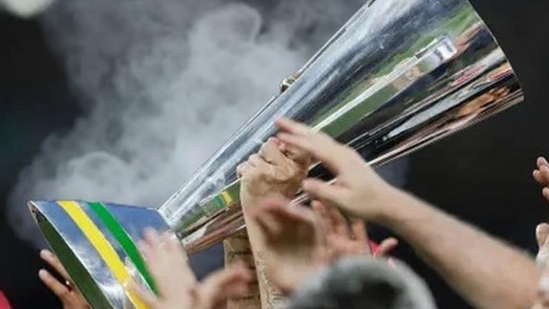 Troféu da Supercopa do Brasil, torneio que reúne os campeões do Brasileiro e da Copa do Brasil