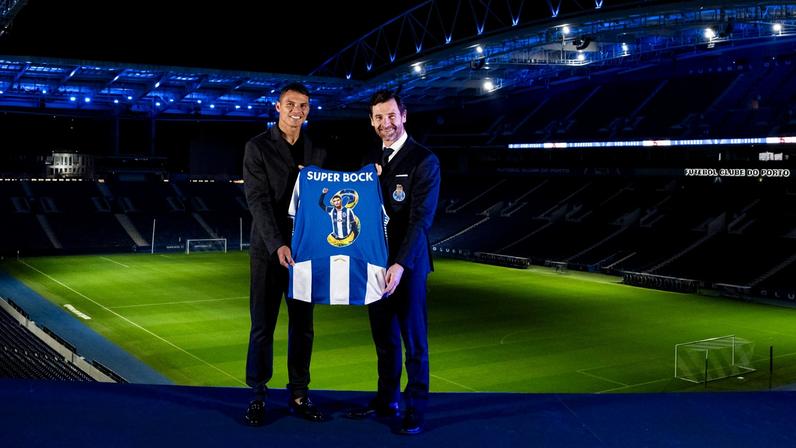 Thiago Silva e o presidente do Porto, André Villas-Boas — Foto: Divulgação/Porto