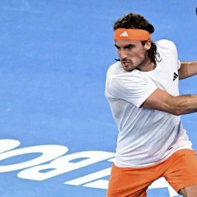 Tsitsipas revela lesão por jogar futebol antes do Australian Open