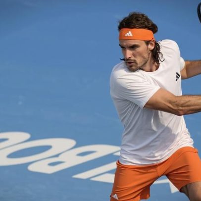 Tsitsipas se lesionou jogando futebol antes do Australian Open