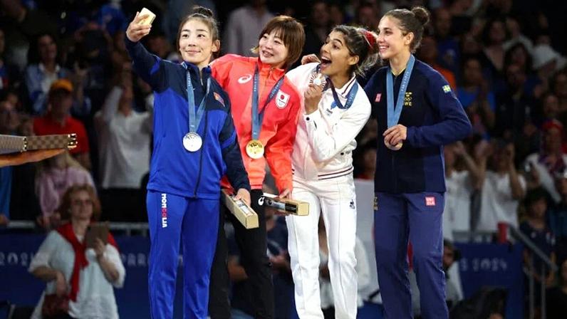 (Da esquerda para a direita) A medalhista de prata Baasankhuu Bavuudorj, da equipe da Mongólia, a medalhista de ouro Natsumi Tsunoda, da equipe do Japão, e as medalhistas de bronze Shirine Boukli, da equipe da França, e Tara Babulfath, da equipe da Suécia, posam para a Selfie da Vitória após a competição de judô feminino até 48 kg