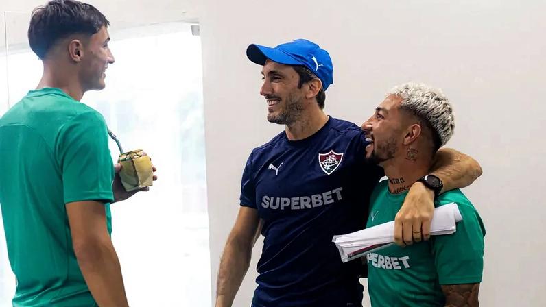 Zubeldía é recebido pelos jogadores do Fluminense (Foto: Marina Garcia/ Fluminense FC)