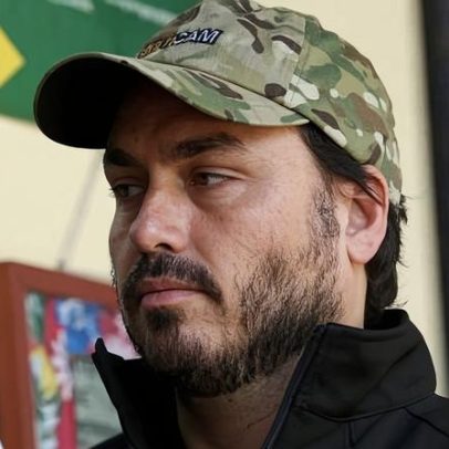 Bolsonaro atua conforme seus interesses e empurra Carlos para fora em SC