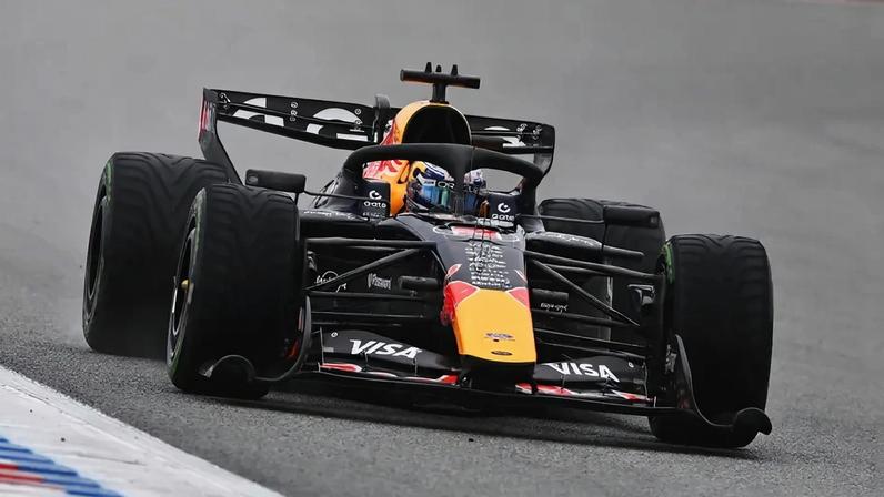 Max Verstappen no traçado de Barcelona (Foto: Reprodução/ X)