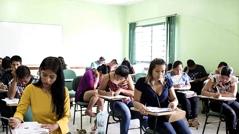 Candidatos indígenas fazem prova em Santarém, Pará, em 2024