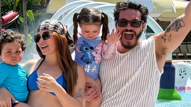 Viih Tube e Eliezer com os filhos, Lua e Ravi, em parque aquático — Foto: Reprodução/Instagram