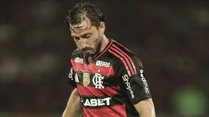 De saída para o River Plate, Matías Viña em ação pelo Flamengo contra o Atlético-MG (Foto: Gilvan de Souza/Flamengo)