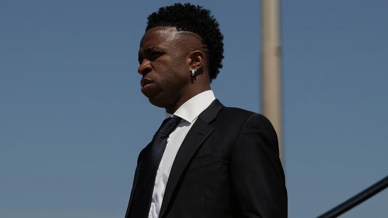 Vini Jr desembarcando para a final da Copa do Rei
