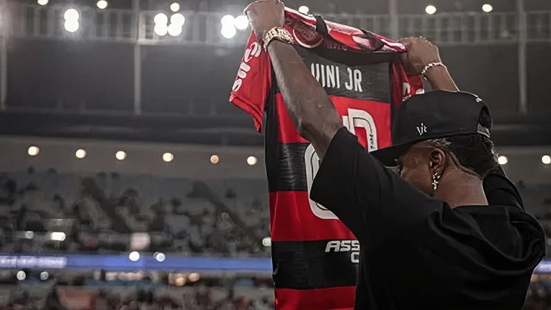 Vini Jr. recebeu homenagem do Flamengo em visita ao Maracanã