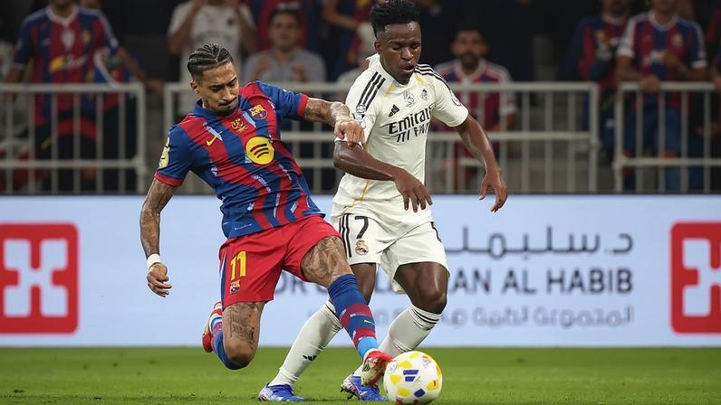 Raphinha, do Barcelona, comemora o título da Supercopa da Espanha de 2025 sobre o Real Madrid (Foto: Fadel Senna/AFP)