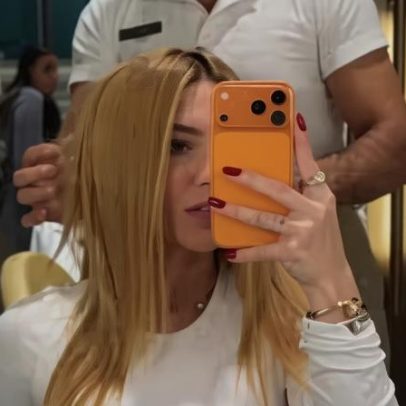 Virginia Fonseca recebe tratamento diferente do pedido em salão por idioma