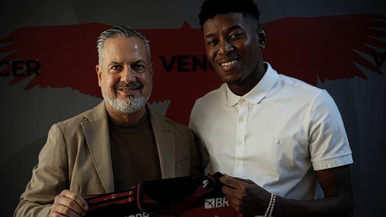 Vitão ao lado de José Boto; o zagueiro foi anunciado pelo Flamengo nesta sexta-feira (9)