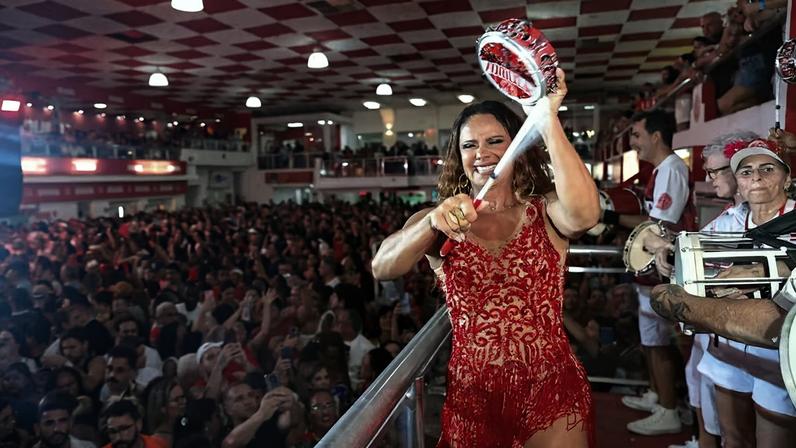 Viviane Araujo, rainha de bateria do Salgueiro, no primeiro ensaio de 2026 na quadra da escola de samba