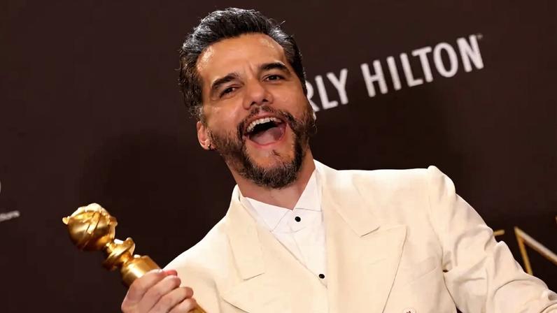 Wagner Moura posa com o prêmio de Melhor Ator por "O Agente Secreto" no 83º Globo de Ouro (Foto: Etienne Laurent/AFP)