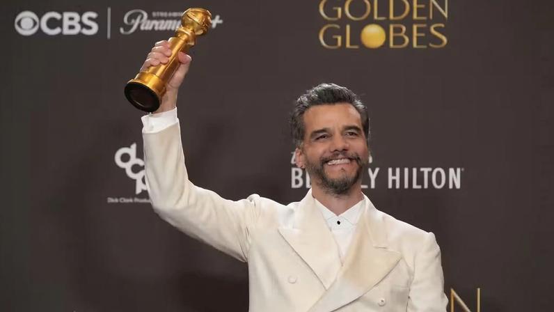Wagner Moura mostra Globo de Ouro de melhor ator em filme de drama que ganhou por 'O agente secreto' — Foto: Chris Pizzello/AP