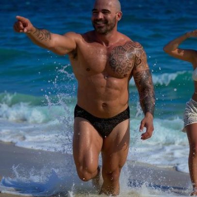 Wanessa Camargo é vista na praia no Rio com amigo