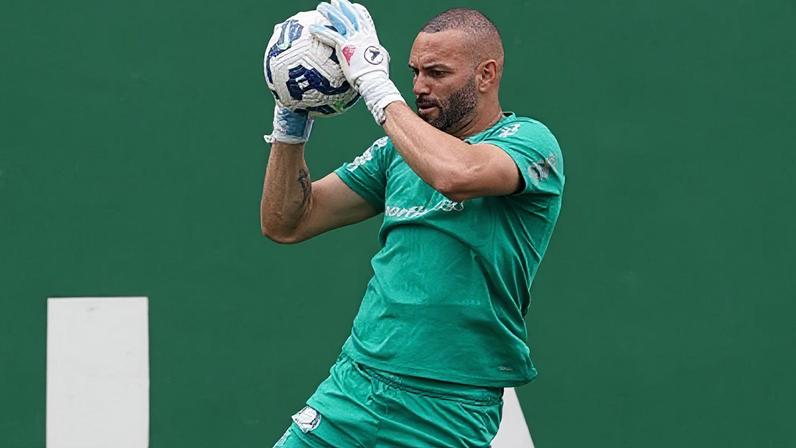 Weverton em treino do Palmeiras