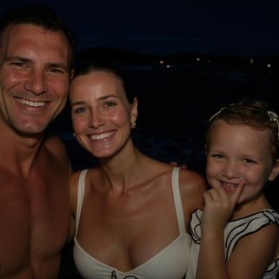 Renata Kuerten fala sobre silicone após fotos com filha na praia