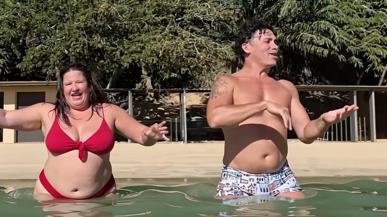 Mariana Xavier e Silvero Pereira dançam hit do É o Tchan em praia de Salvador