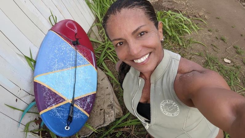 Marjorie volta a surfar com longboard um ano após o ataque do tubarão em Laniakea — Foto: Arquivo pessoal / GoPro