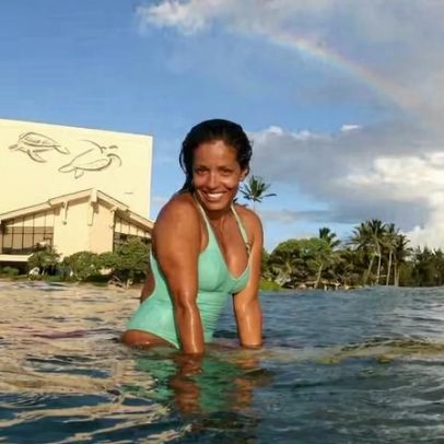 Surfista brasileira que sobreviveu a ataque de tubarão no Havaí morre aos 62