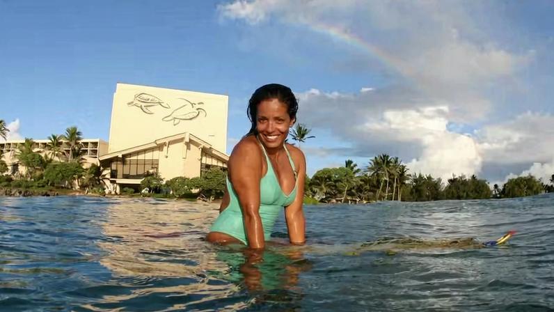 Famosa por ter sobrevivido ao ataque de um tubarão no Havaí, Marjorie Mariano morre aos 62 — Foto: @lemosimages