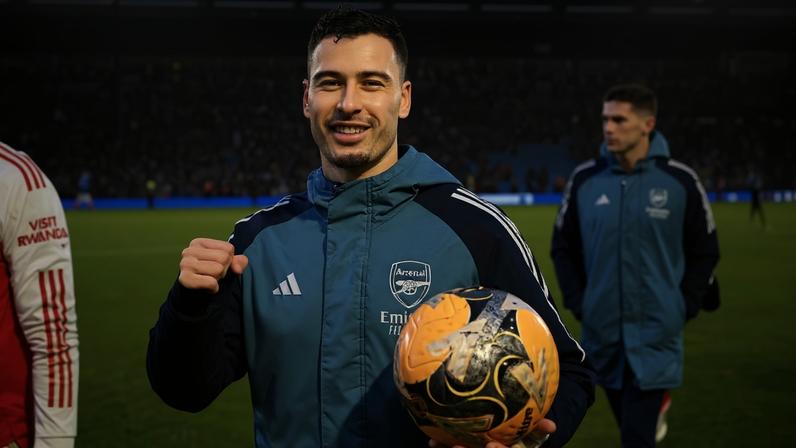 Martinelli leva a bola para casa — Foto: Stuart MacFarlane/Arsenal FC via Getty Images