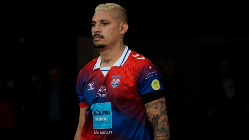 Atacante Crislan, ex-River-PI e Athletico-PR, atuando pelo Trat FC, da Tailândia — Foto: Divulgação | Trat F.C.