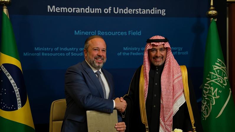O ministro Alexandre Silveira e pelo ministro saudita Bandar Al-Khorayef. Foto: MME/Divulgação