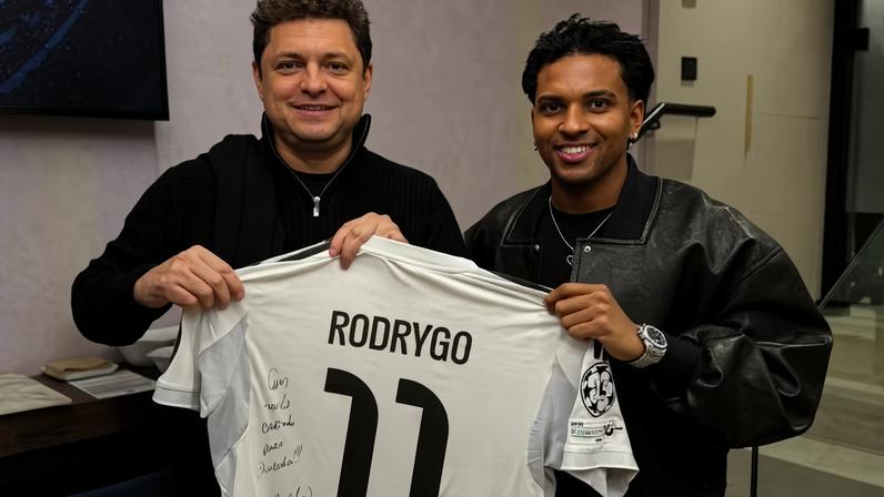 Cristiano Dresch com o atacante Rodrygo do Real Madrid — Foto: Leonardo Benhossi