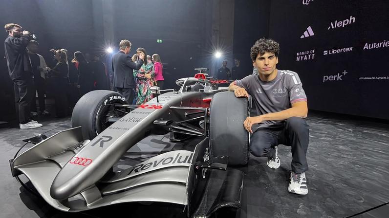 Gabriel Bortoleto e o R26, carro da Audi para a F1 em 2026 — Foto: Rodrigo França/ge