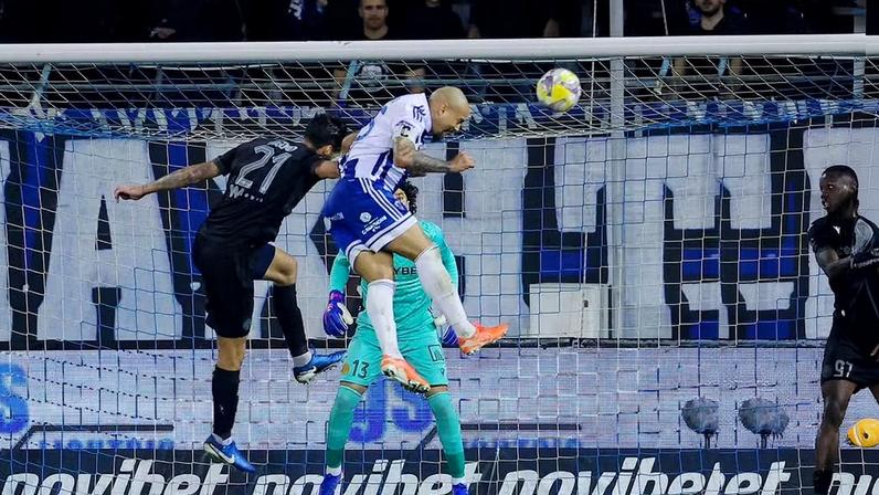 Gabriel Furtado faz gol de cabeça em Ochoa, goleiro histórico da seleção mexicana, na Liga Cipriota — Foto: Divulgação/Anorthosis
