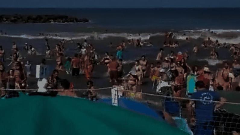 Mar avança repentinamente na Argentina, deixa morto e 35 feridos