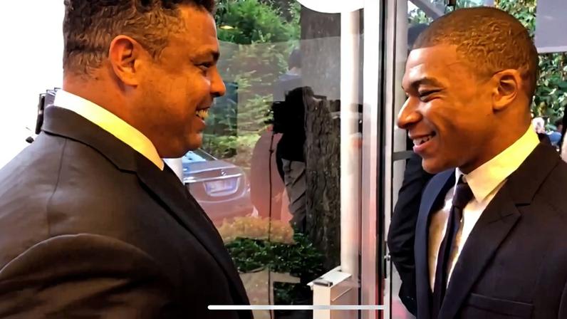 Encontro entre Ronaldo e Mbappé em 2018 — Foto: Reprodução