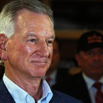 Tuberville registra documentação para disputar a governadoria do Alabama