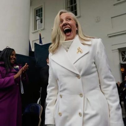 Tradicional traje de posse na Virgínia é quebrado por Spanberger