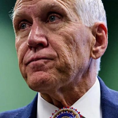 Senador Thom Tillis confronta a Casa Branca, mas não o Trump