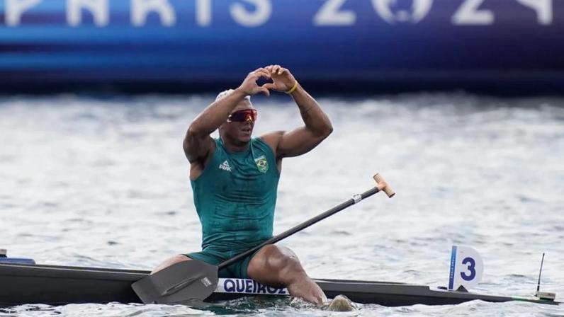 Clube Flamengo encerra canoagem e demite o campeão olímpico Isaquias Queiroz.