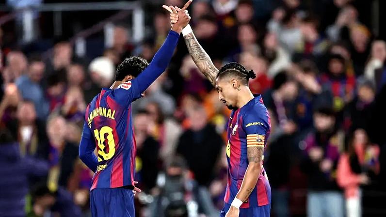 Jogos de hoje: Lamine Yamal (à esquerda) e Raphinha (à direita) celebram gol do Barcelona durante a partida contra o Osasuna, válida pela La Liga 2025/26, no Camp Nou (Foto: Josep Lago/AFP)