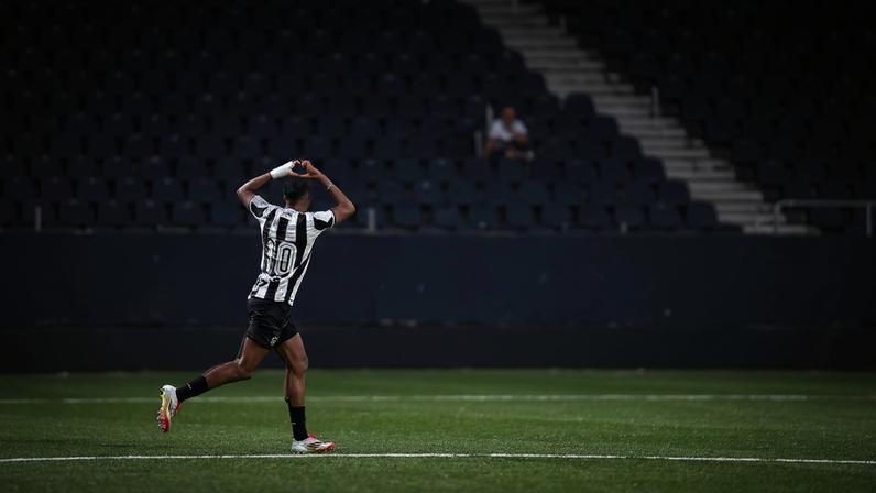 Yarlen é cria das categorias de base do Botafogo (Foto: Henrique Lima/BFR)
