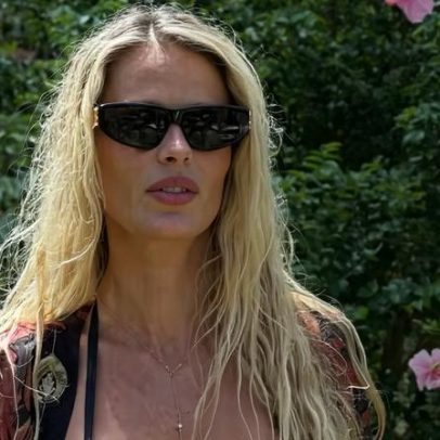 Yasmin Brunet exibe corpo definido em cenário natural