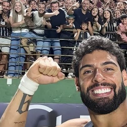 Yuri Alberto reage com humor após ter o calção puxado por companheiros