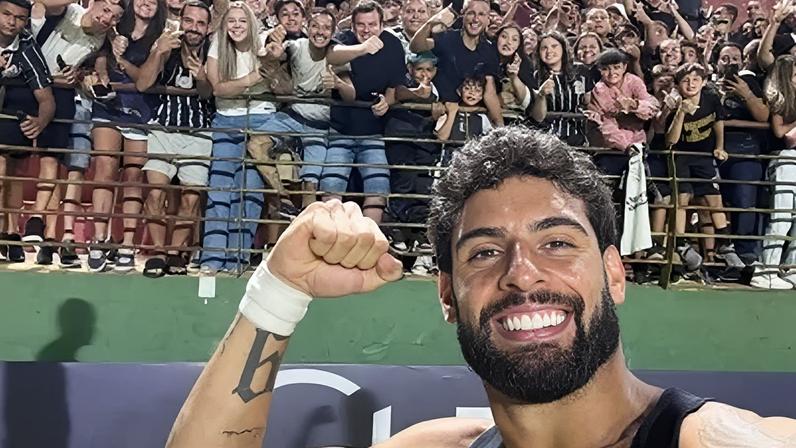 Yuri Alberto em selfie com a torcida corintiana após a vitória sobre o Velo Clube no Paulistão