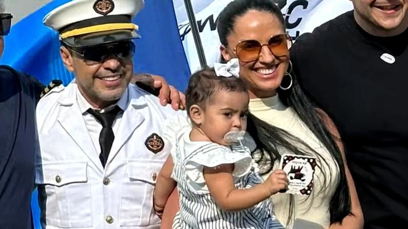 Zezé Di Camargo, Graciele Lacerda e Clara antes de embarcarem em cruzeiro