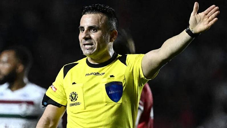 Piero Maza apitará o jogo entre Botafogo e Nacional Potosí (Foto: Luis Robayo / AFP)